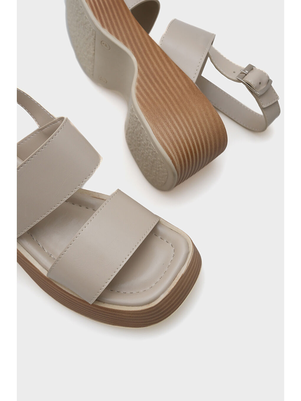 Bej Dora Dolgu Topuklu Çift Bantlı Kadın Sandalet-4