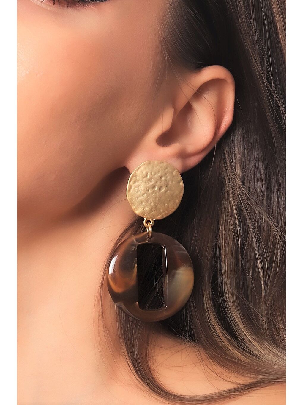 Kadın Reçine Koleksiyonu Kahverengi Renk Tonlamalı Çivili Model Tasarım Küpe-2