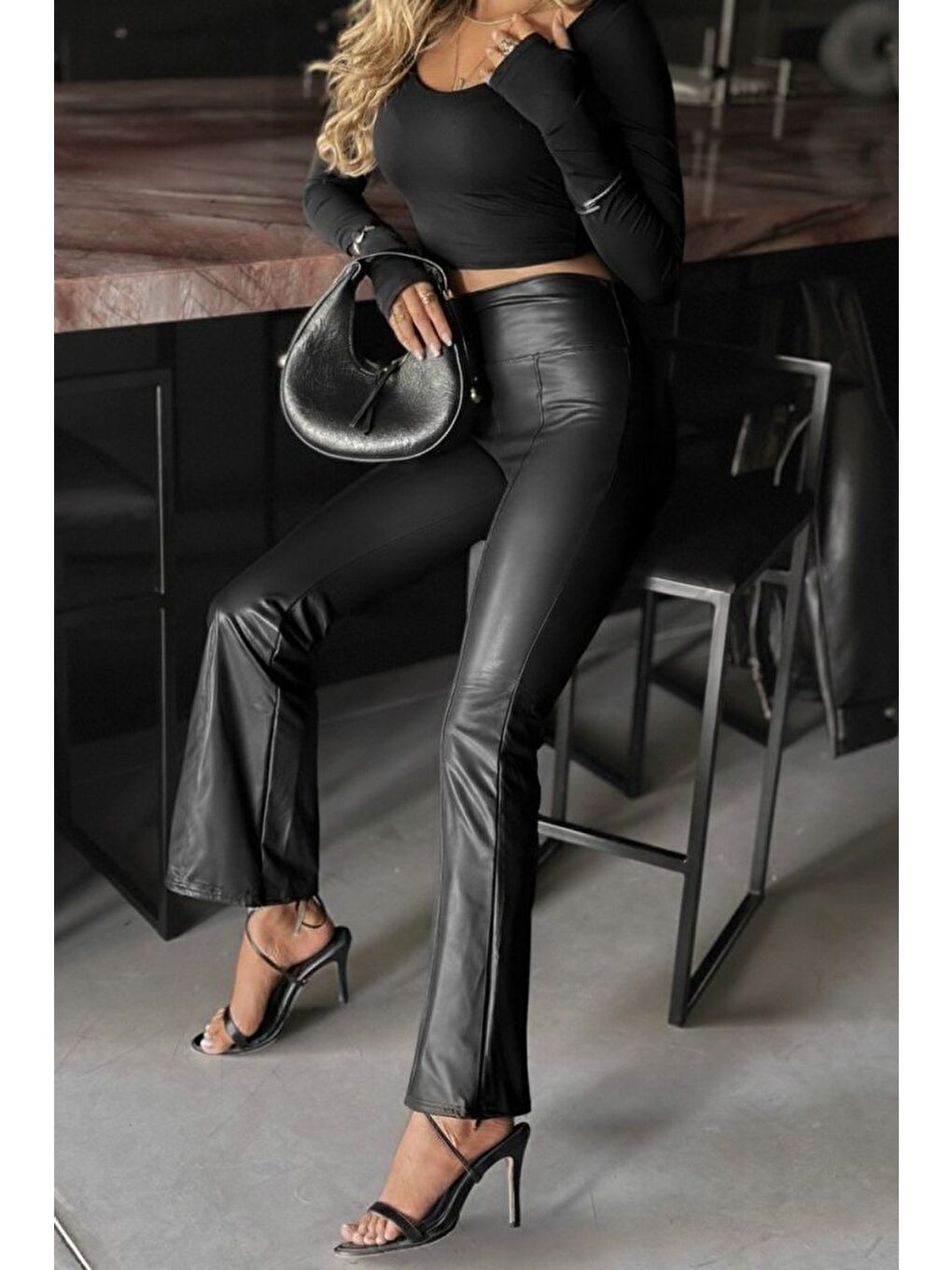 Siyah Kadın Yüksek Bel Paçaya Doğru Geniş Deri Pantolon