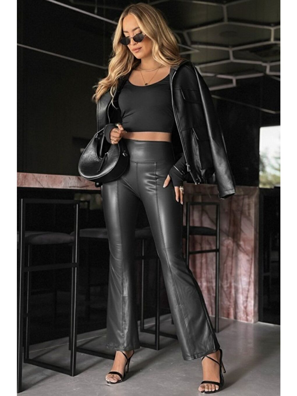Siyah Kadın Yüksek Bel Paçaya Doğru Geniş Deri Pantolon-1