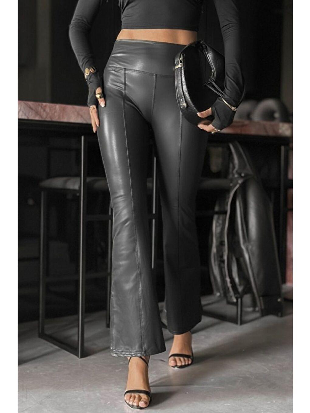 Siyah Kadın Yüksek Bel Paçaya Doğru Geniş Deri Pantolon-2