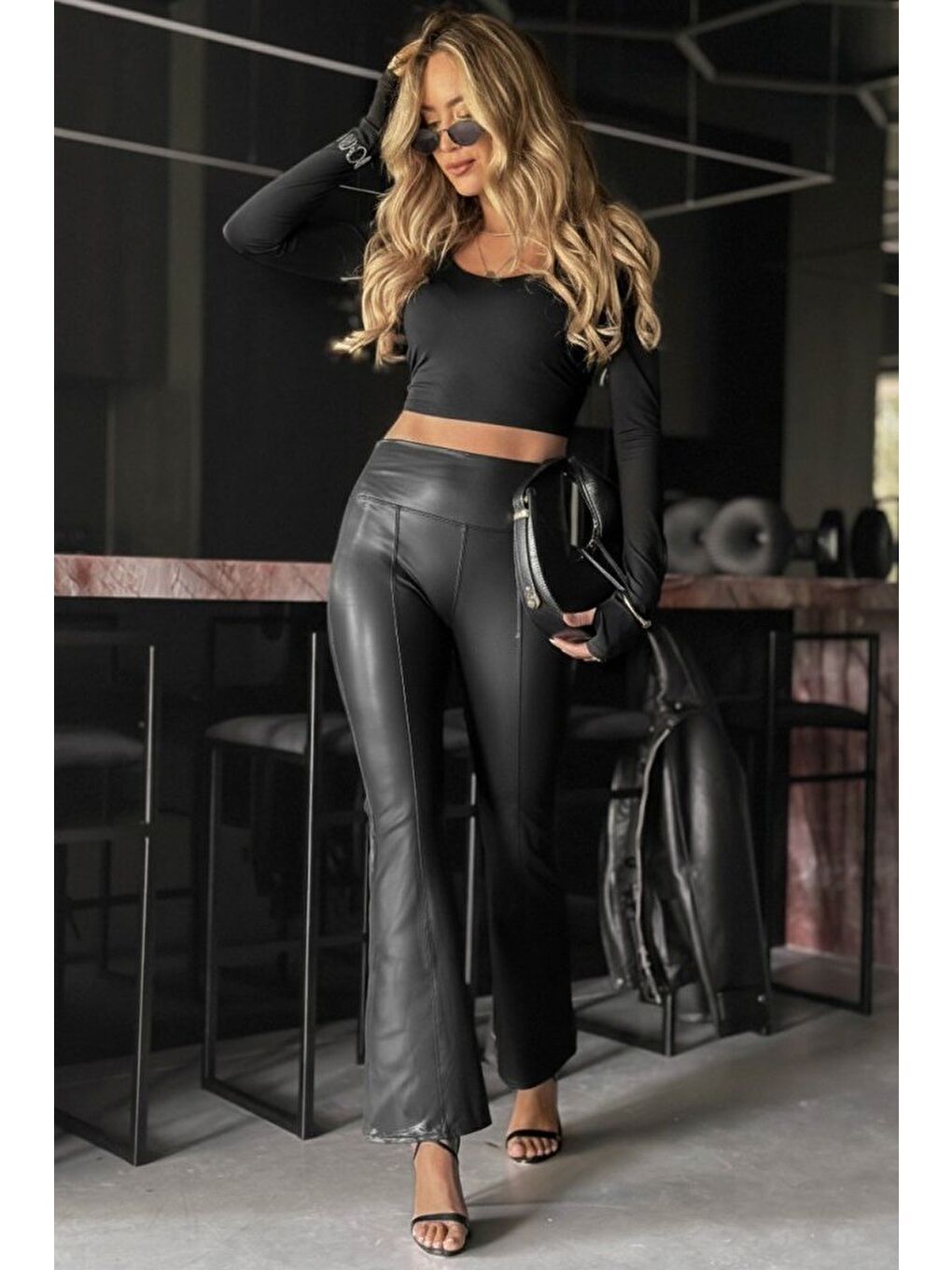 Siyah Kadın Yüksek Bel Paçaya Doğru Geniş Deri Pantolon-4