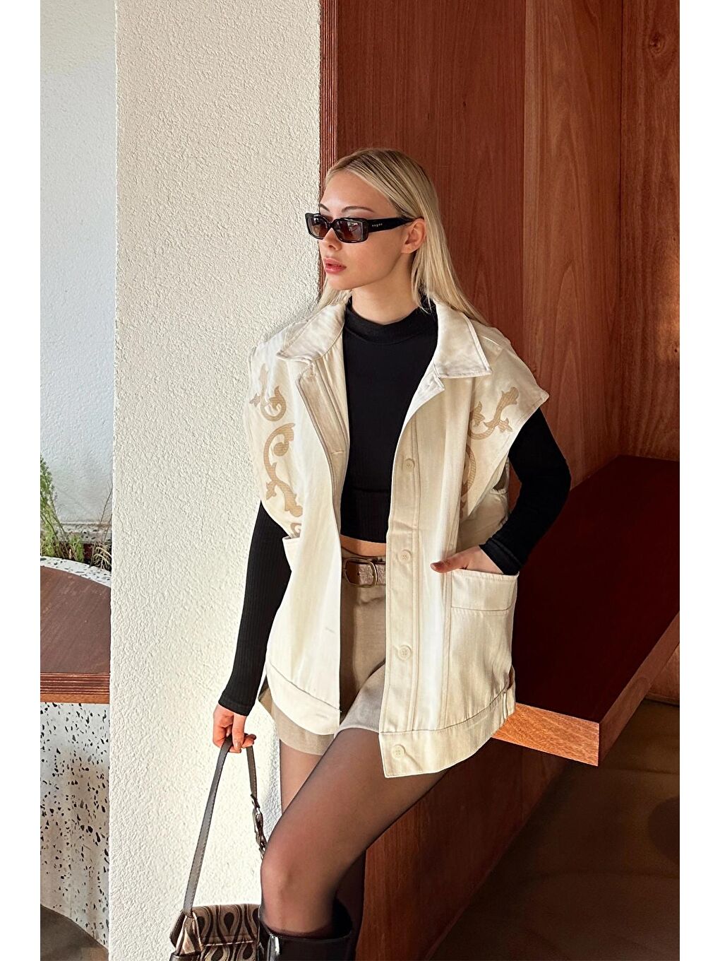 Ekru Çift Cepli Nakış İşlemeli Tasarım Dokuma Yelek-2