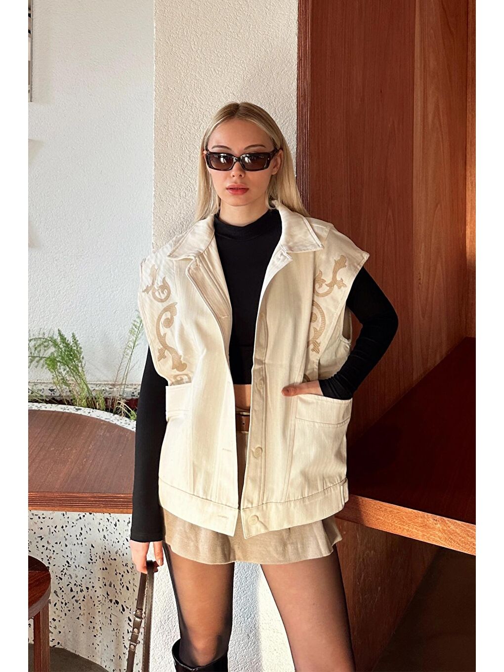Ekru Çift Cepli Nakış İşlemeli Tasarım Dokuma Yelek-3