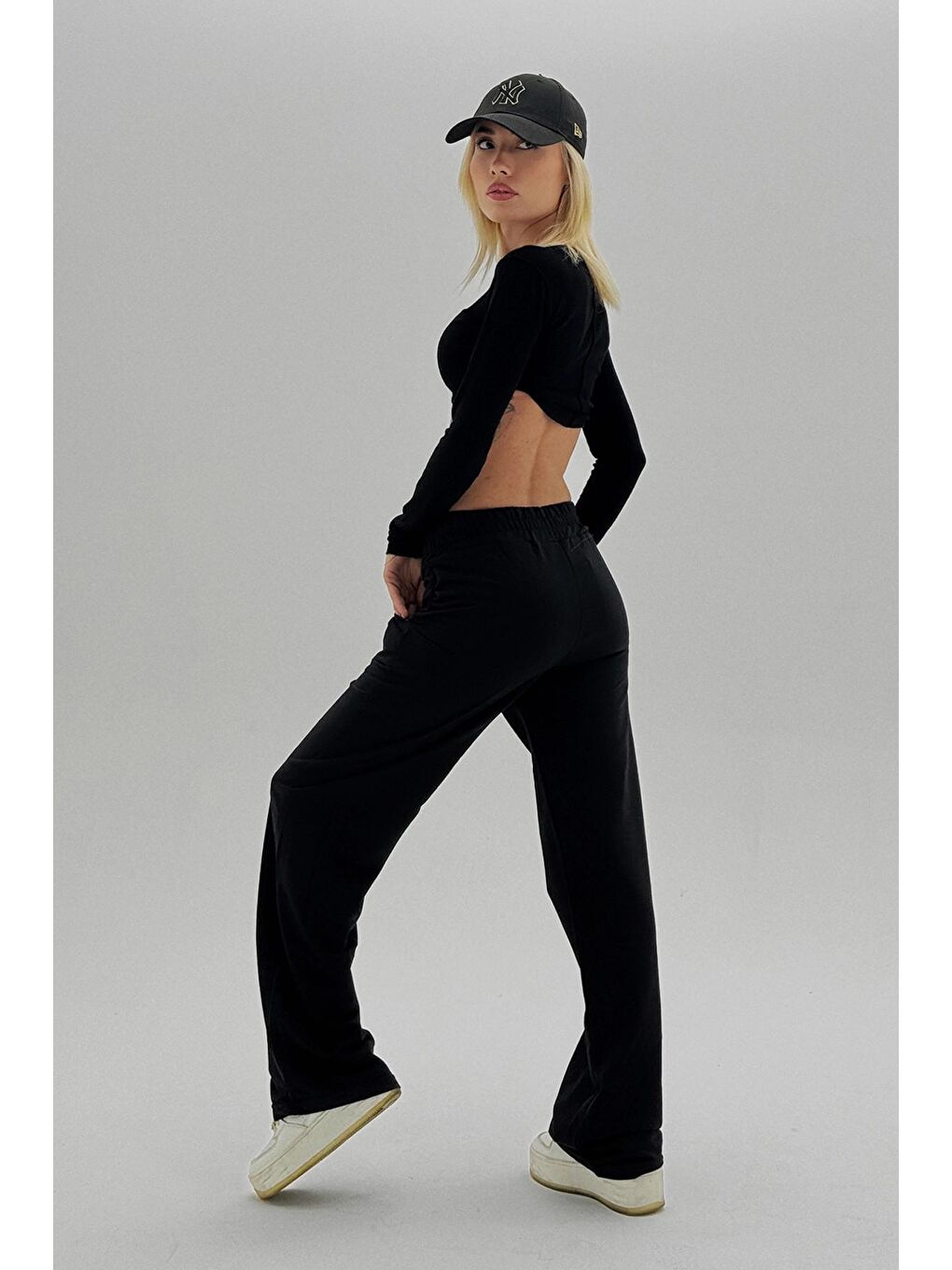 Siyah Yüksek Bel Bol Paça Eşofman Altı-3