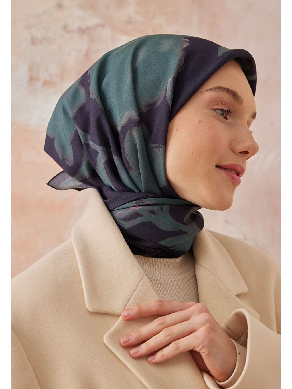 Dark Flower Desen Pamuk İpek Eşarp Lacivert-2