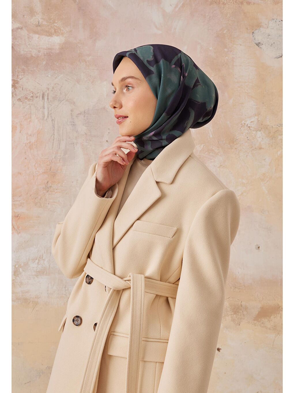 Dark Flower Desen Pamuk İpek Eşarp Lacivert-3