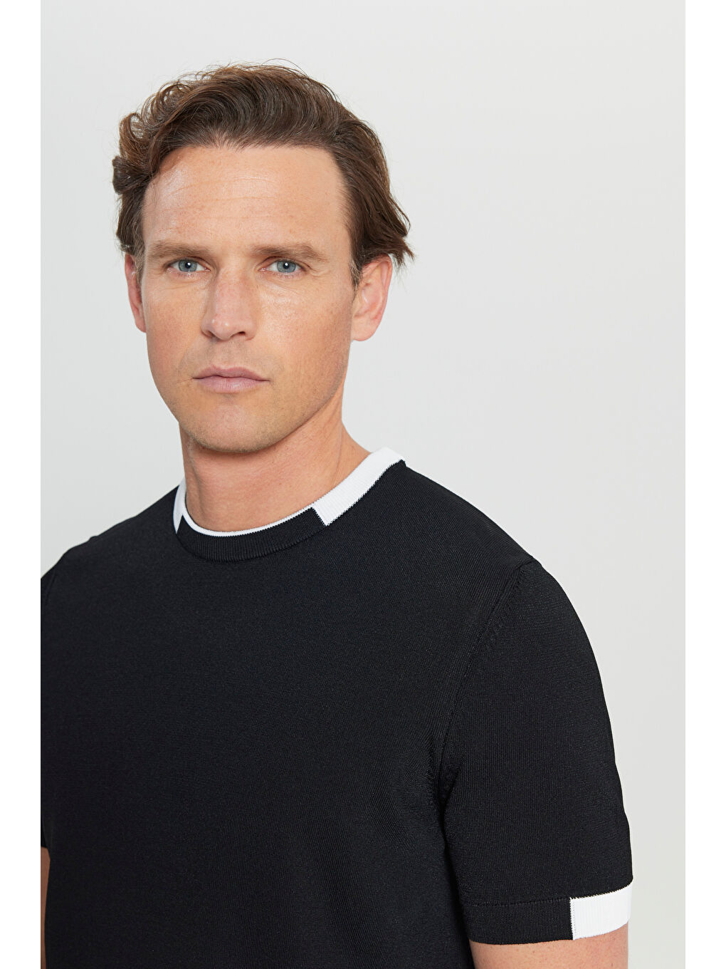 Erkek Siyah Standart Fit Normal Kesim Bisiklet Yaka Triko Tişört-4