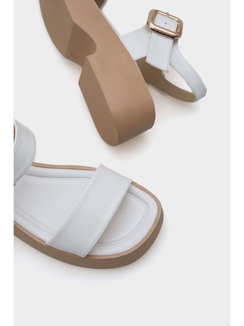 Beyaz Eddie Dolgu Topuklu Tek Bantlı Tokalı Kadın Konfor Sandalet-3