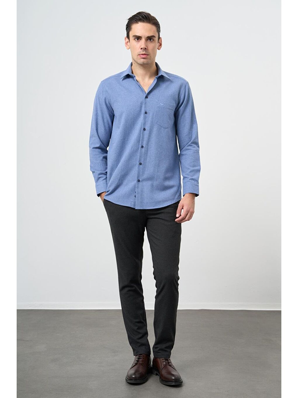 Mavi Uzun Kol Düz Gabardin Sert Yaka Cepli Pamuklu Classic Comfort Fit Gömlek 1004245168-1