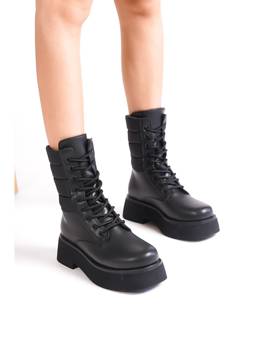 Siyah Yuvarlak Burunlu Bağcıklı Trak Tabanlı Kadın Bot