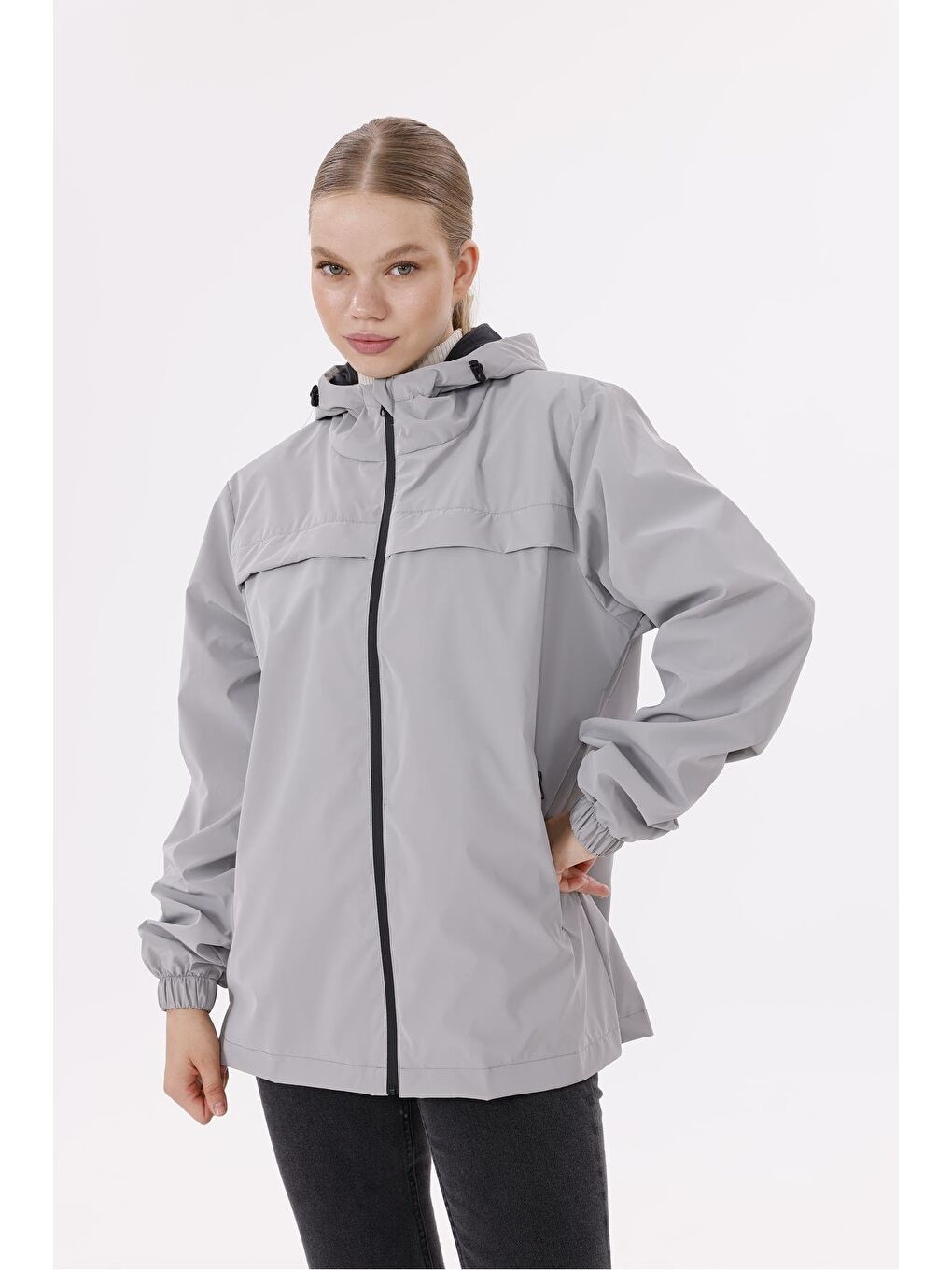 Gri Kadın Kapüşonlu Nova Kumaş Hafif Ve Dayanıklı Mevsimlik Su Ve Rüzgar Geçirmez Yağmurluk-1
