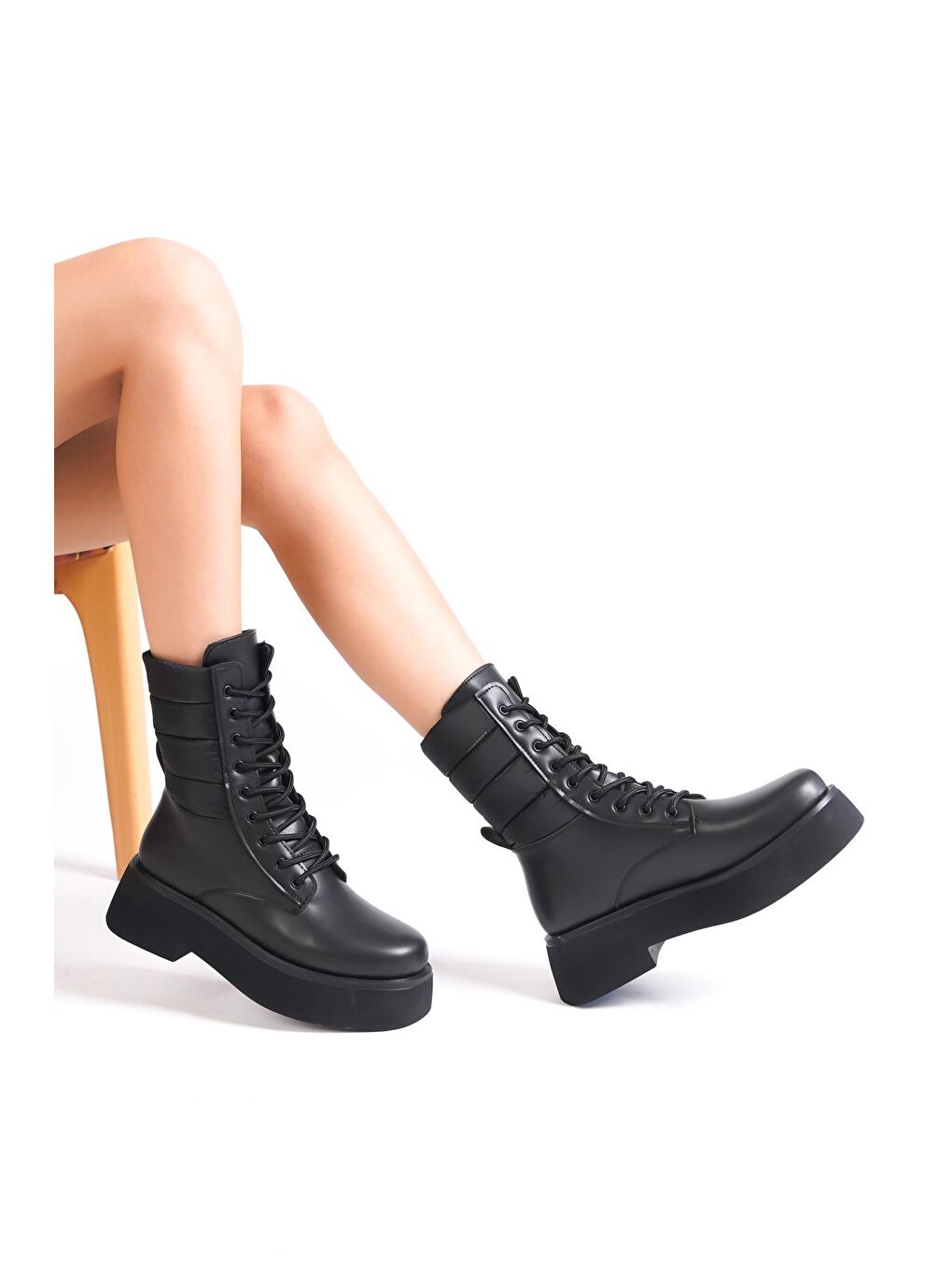 Siyah Yuvarlak Burunlu Bağcıklı Trak Tabanlı Kadın Bot-4