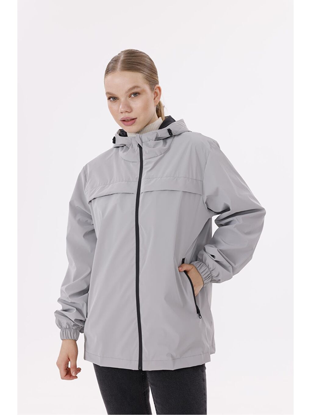 Gri Kadın Kapüşonlu Nova Kumaş Hafif Ve Dayanıklı Mevsimlik Su Ve Rüzgar Geçirmez Yağmurluk-2