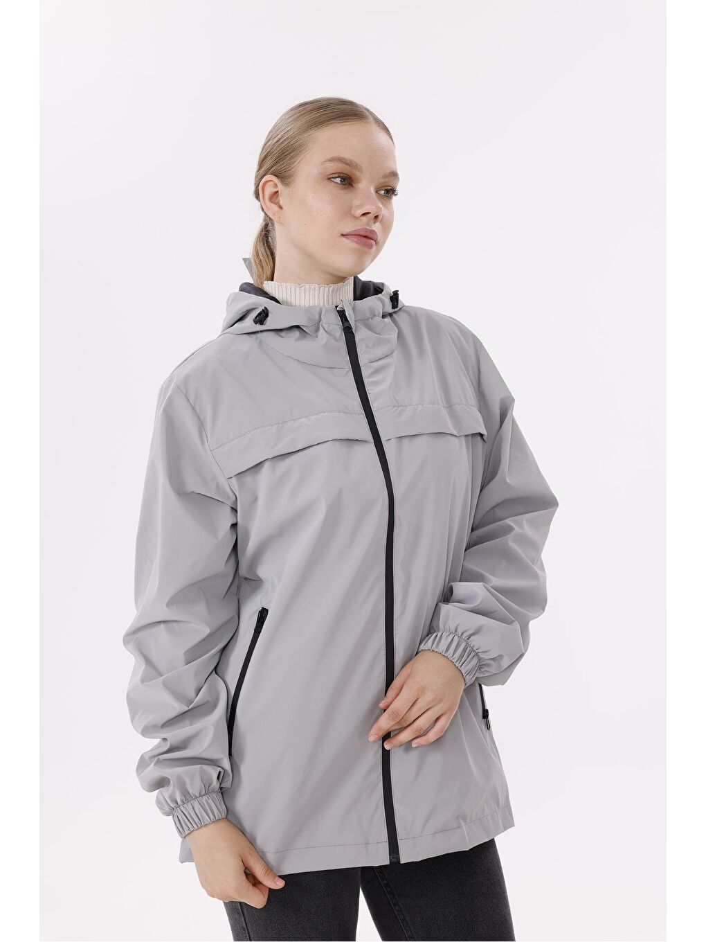 Gri Kadın Kapüşonlu Nova Kumaş Hafif Ve Dayanıklı Mevsimlik Su Ve Rüzgar Geçirmez Yağmurluk-3