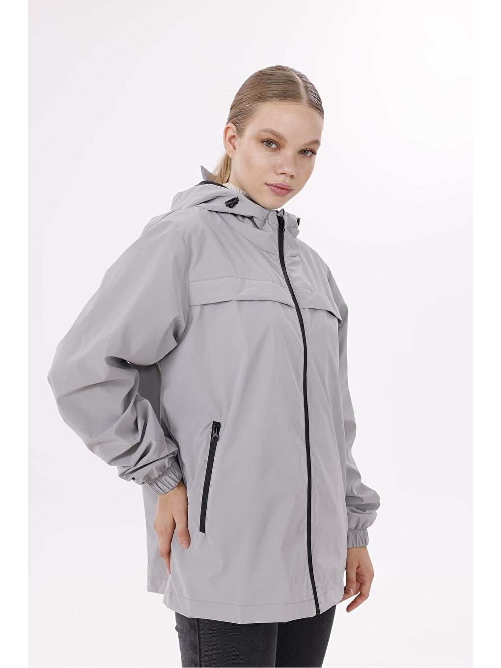 Gri Kadın Kapüşonlu Nova Kumaş Hafif Ve Dayanıklı Mevsimlik Su Ve Rüzgar Geçirmez Yağmurluk-4