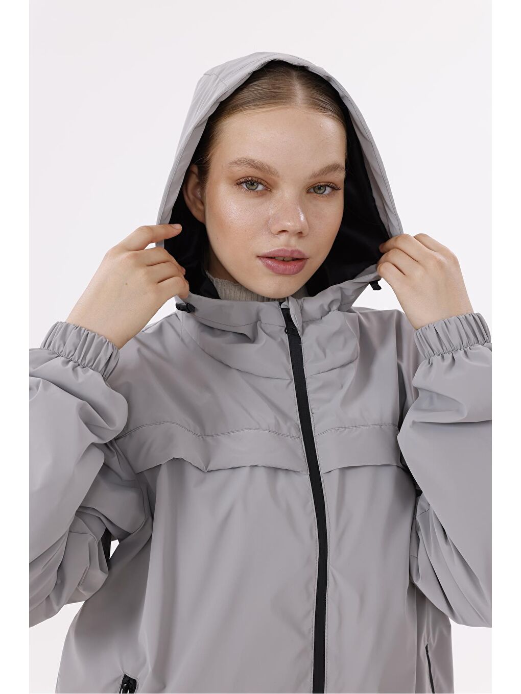 Gri Kadın Kapüşonlu Nova Kumaş Hafif Ve Dayanıklı Mevsimlik Su Ve Rüzgar Geçirmez Yağmurluk-5