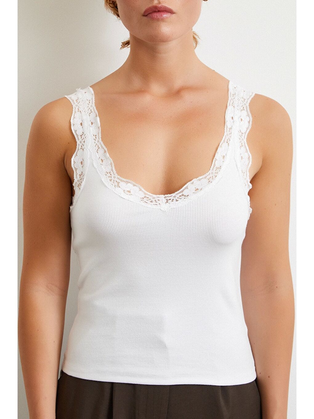 Dantel Askılı Top Beyaz-3