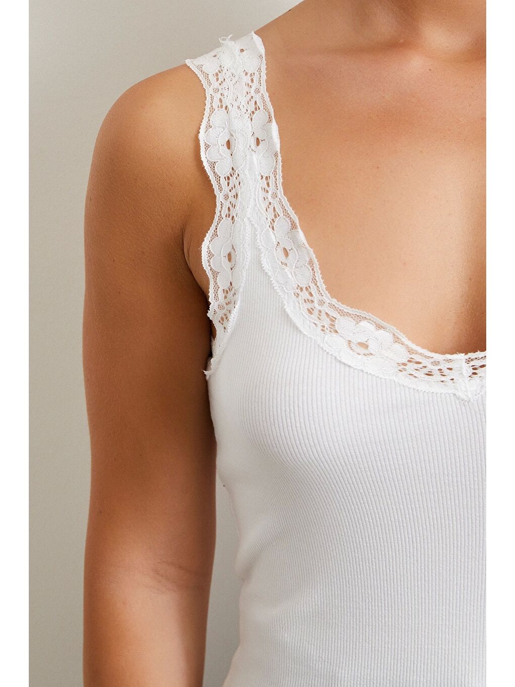 Dantel Askılı Top Beyaz-4