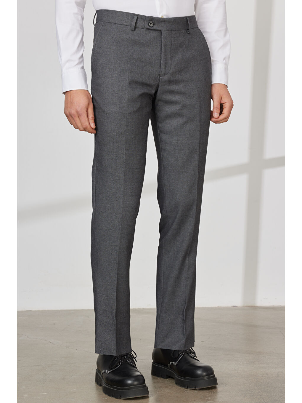 Erkek Antrasit Regular Fit Geniş Kesim Mono Yaka Armürlü Takım Elbise-4