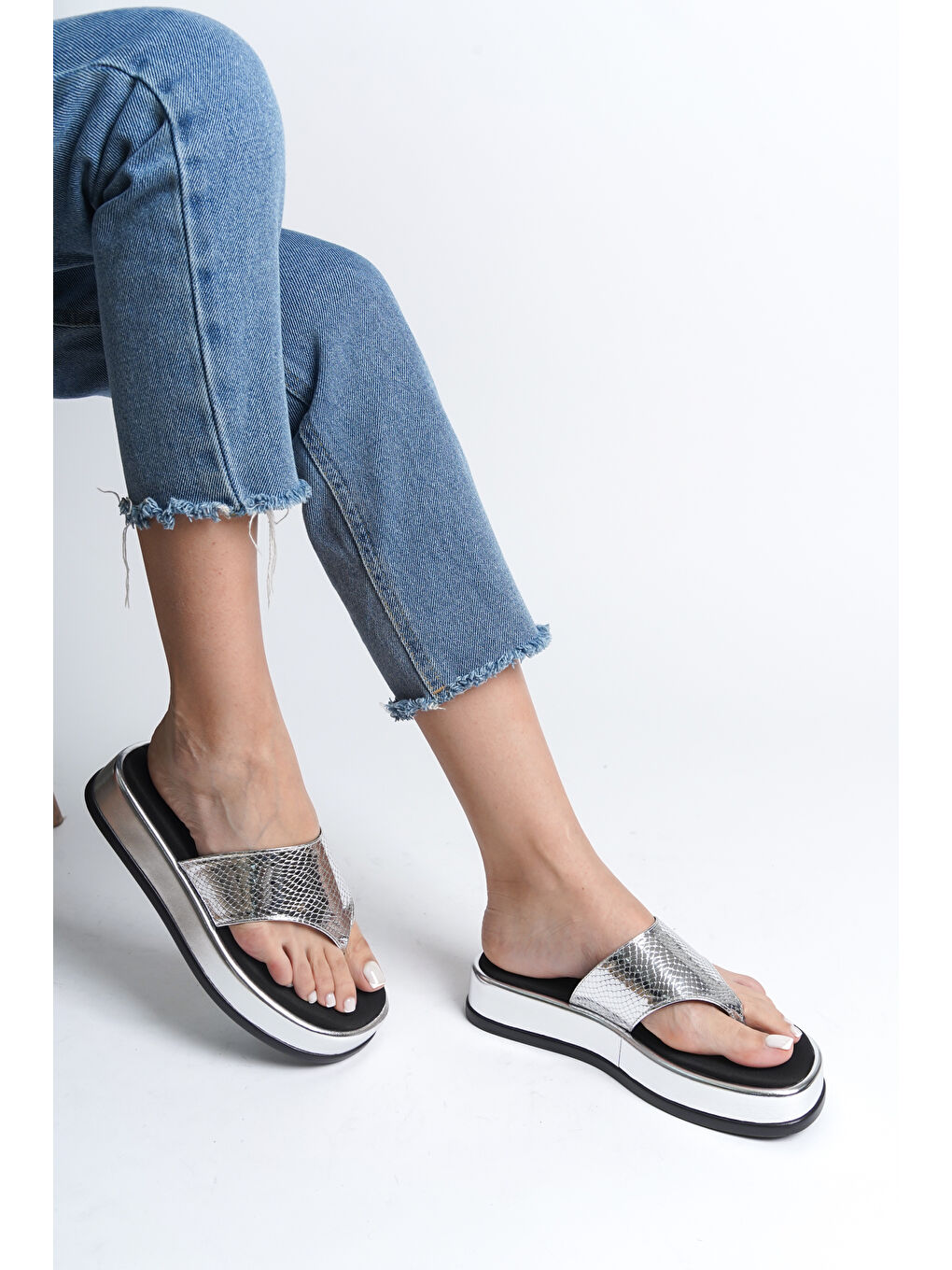 Gri Dolgu Topuklu Taşlı Parmak Arasıı Kadın Terlik-3