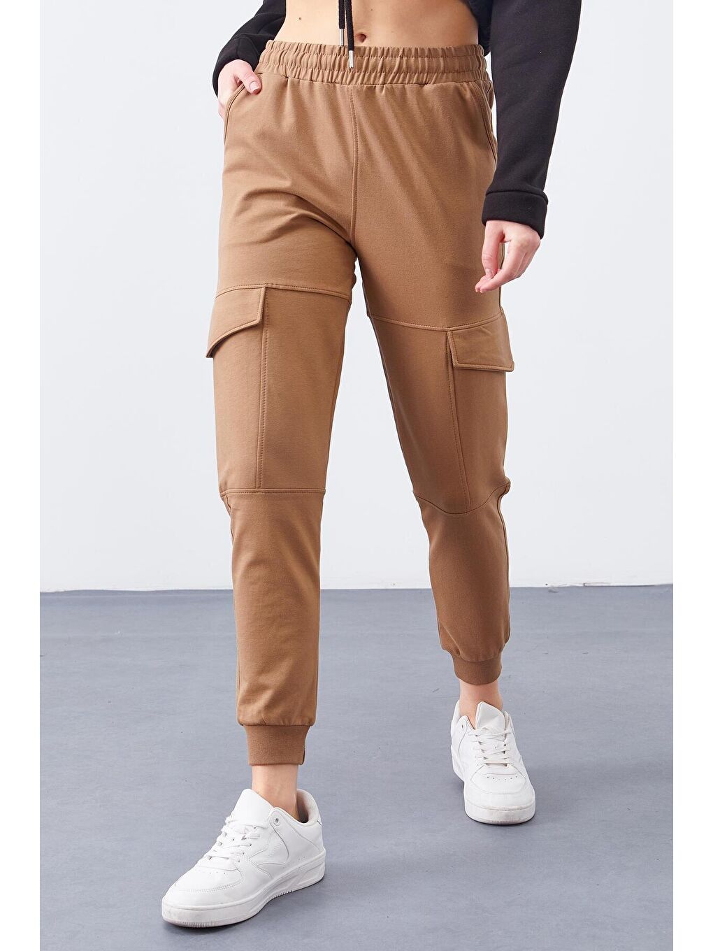 Kahverengi Toprak Kargo Cep Rahat Form Manşetli Kadın Eşofman Alt - 94581-1