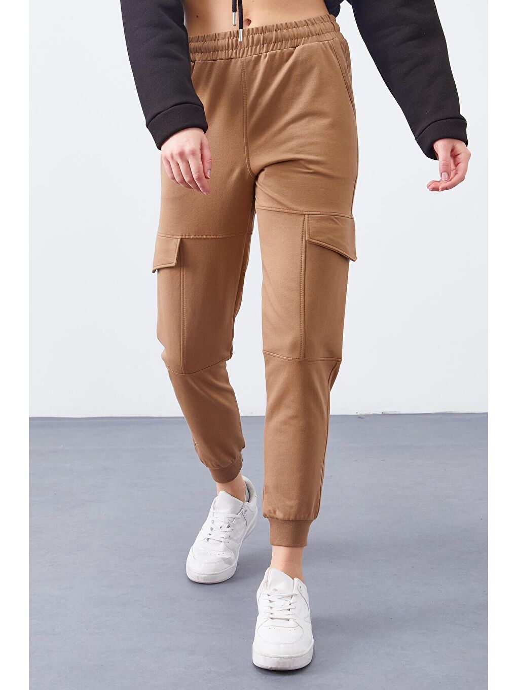 Kahverengi Toprak Kargo Cep Rahat Form Manşetli Kadın Eşofman Alt - 94581-3