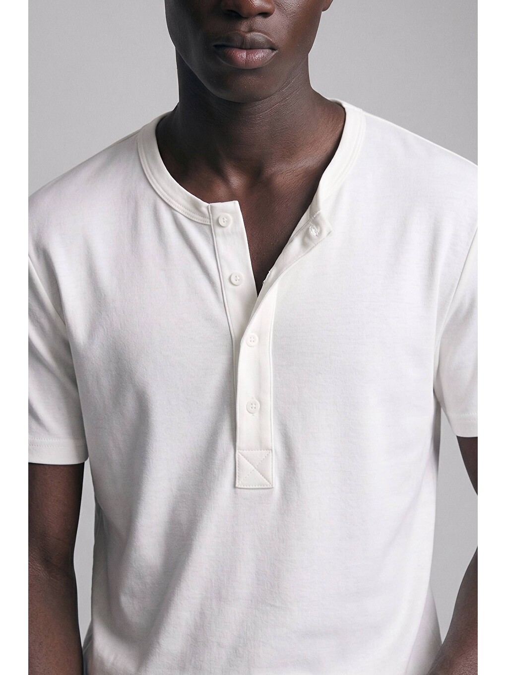 Erkek Relaxed Fit Düğmeli Henley Yaka Basic T-Shirt Beyaz-2