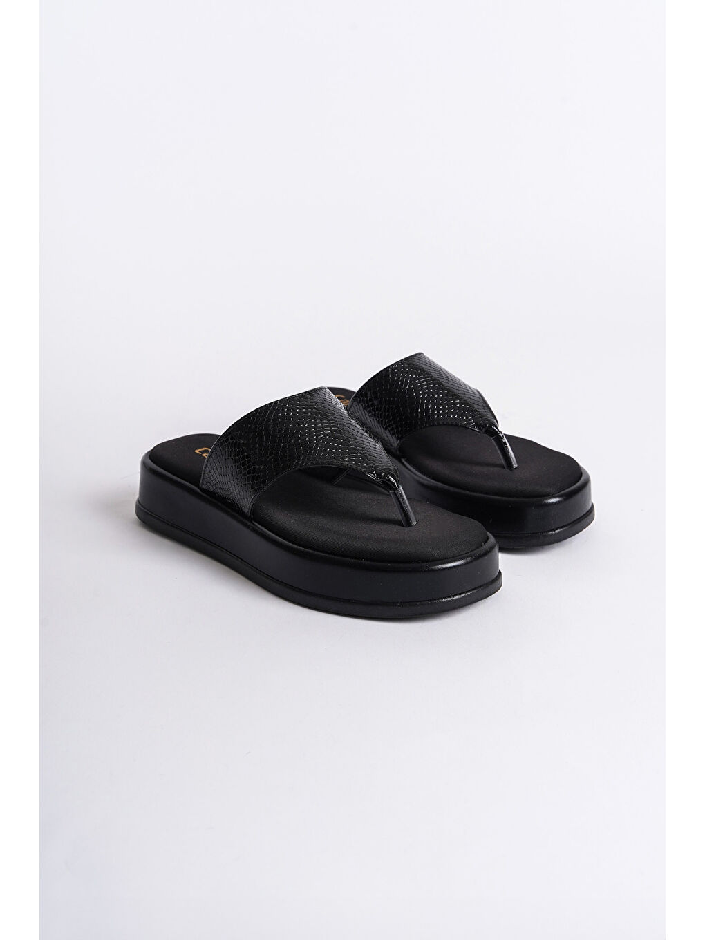 Siyah Dolgu Topuklu Taşlı Parmak Arasıı Kadın Terlik