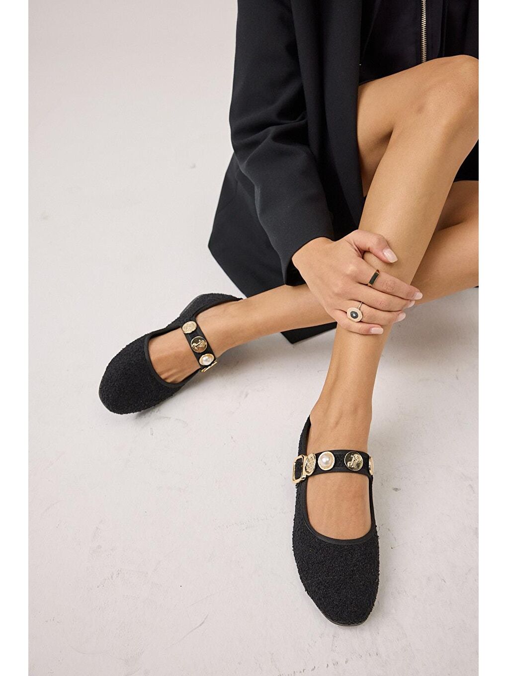 Pelüş Siyah Taşlı Kadın Babet