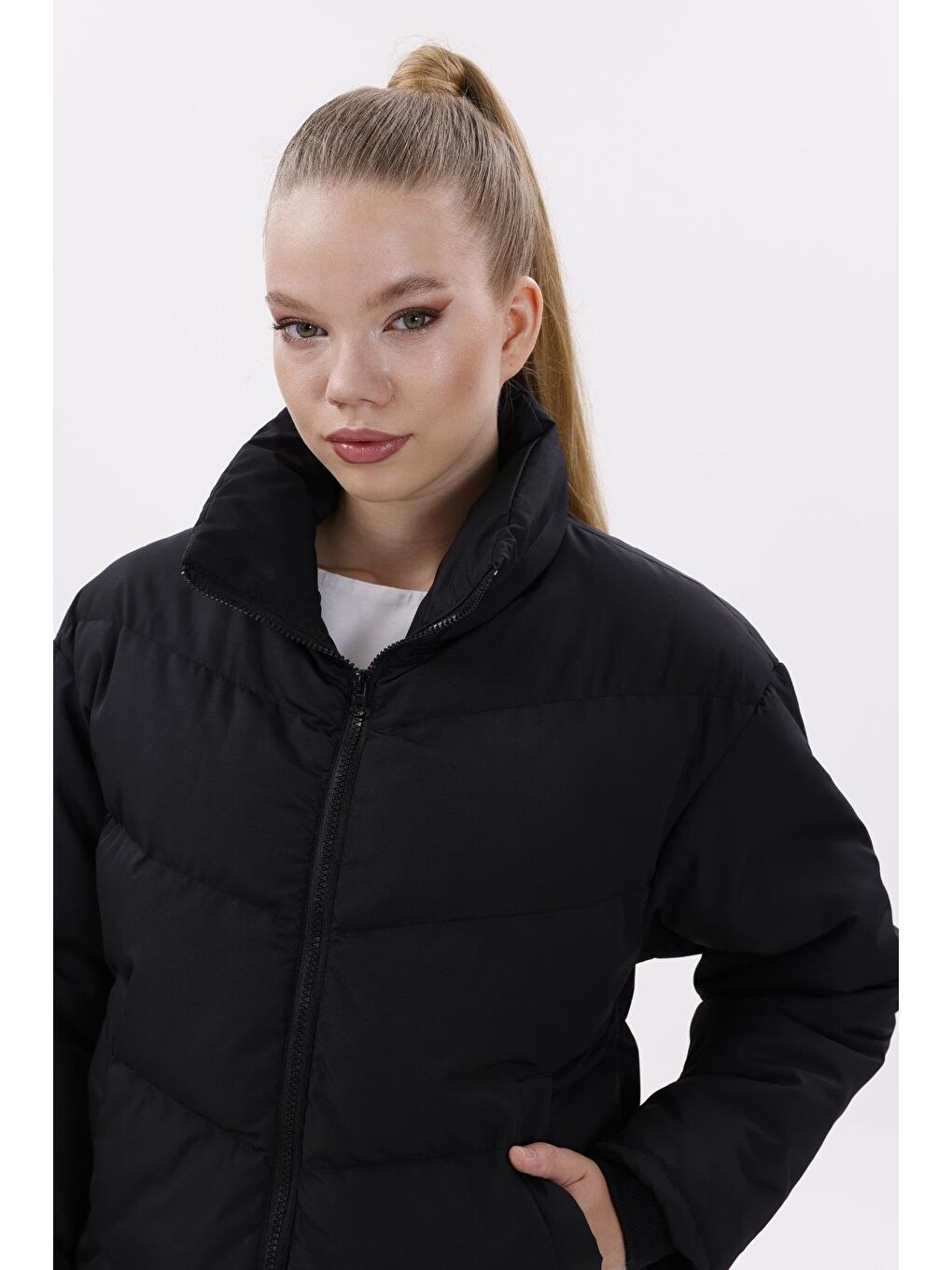 Siyah Kadın Dolgulu Puffer Mont - Yüksek Yaka, Suya Dayanıklı-1