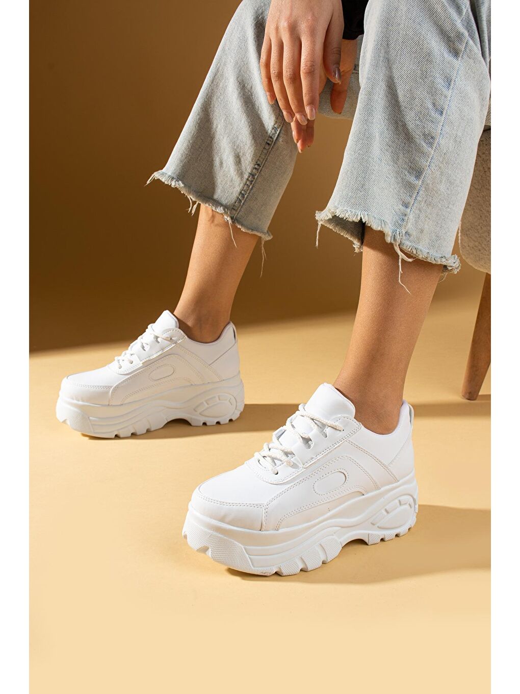 Beyaz Yüksek Taban Rahat Kalıp Bağcıklı Kadın Sneaker 54-0142-24
