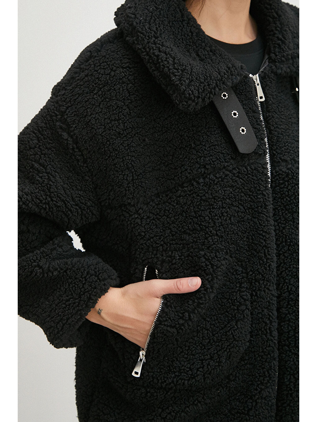 Yaka Detaylı Pelüş Mont Siyah-4