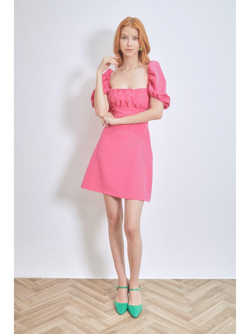 Pembe Kare Yaka Sırt Dekolteli Elbise