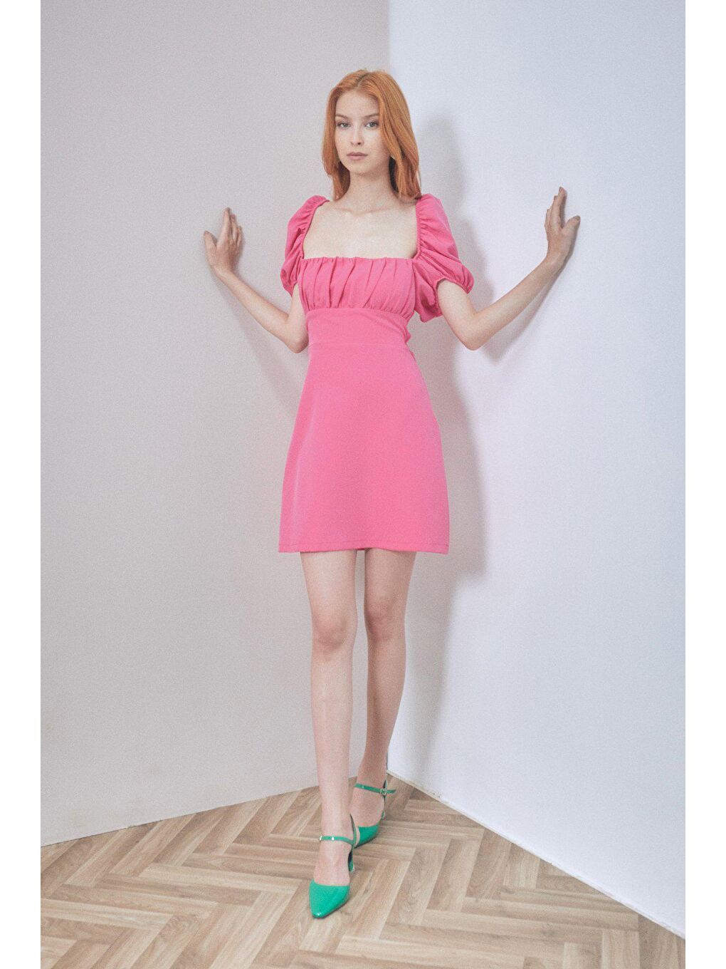 Pembe Kare Yaka Sırt Dekolteli Elbise-1