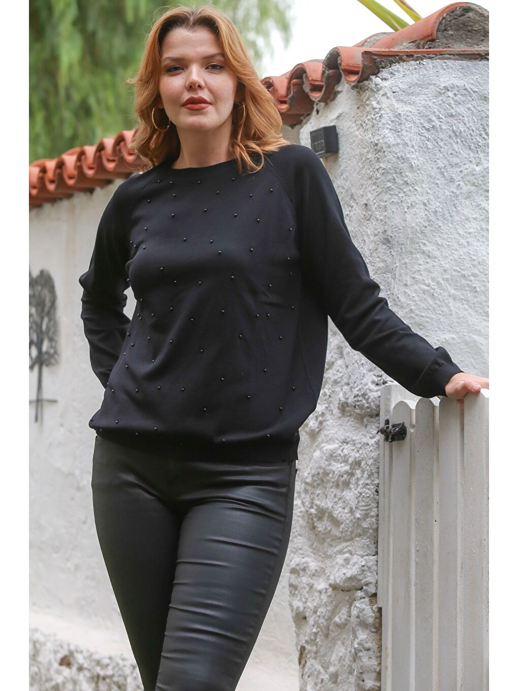 Siyah Yuvarlak Yaka Uzun Kol İnce Boncuklu Triko Bluz 68 66-2