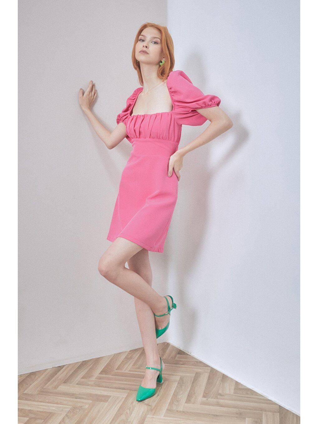 Pembe Kare Yaka Sırt Dekolteli Elbise-4