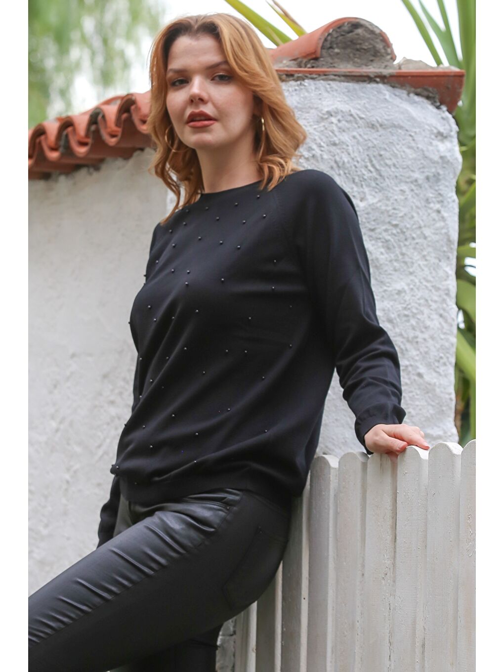 Siyah Yuvarlak Yaka Uzun Kol İnce Boncuklu Triko Bluz 68 66-5