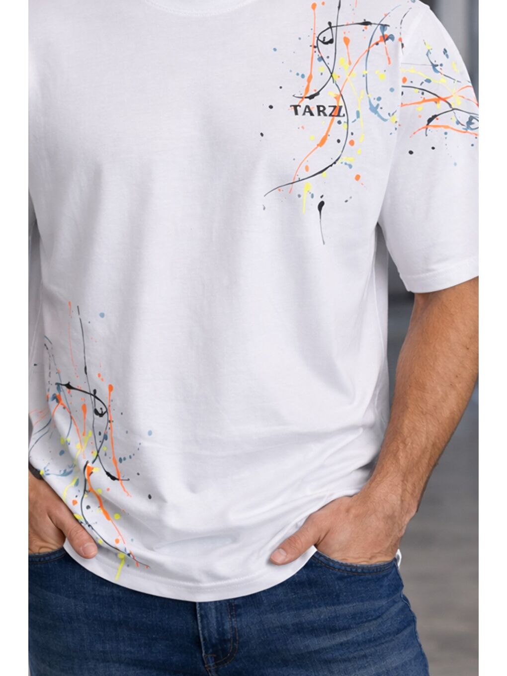 Beyaz Erkek Oversize Baskılı Tişört – Renkli Boya Desenli Modern Streetwear-1