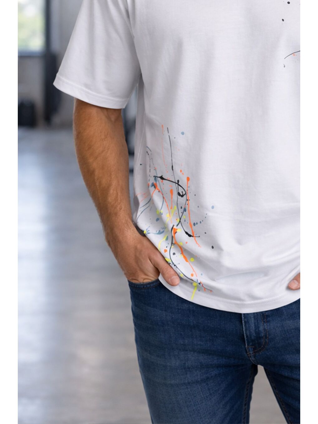 Beyaz Erkek Oversize Baskılı Tişört – Renkli Boya Desenli Modern Streetwear-2