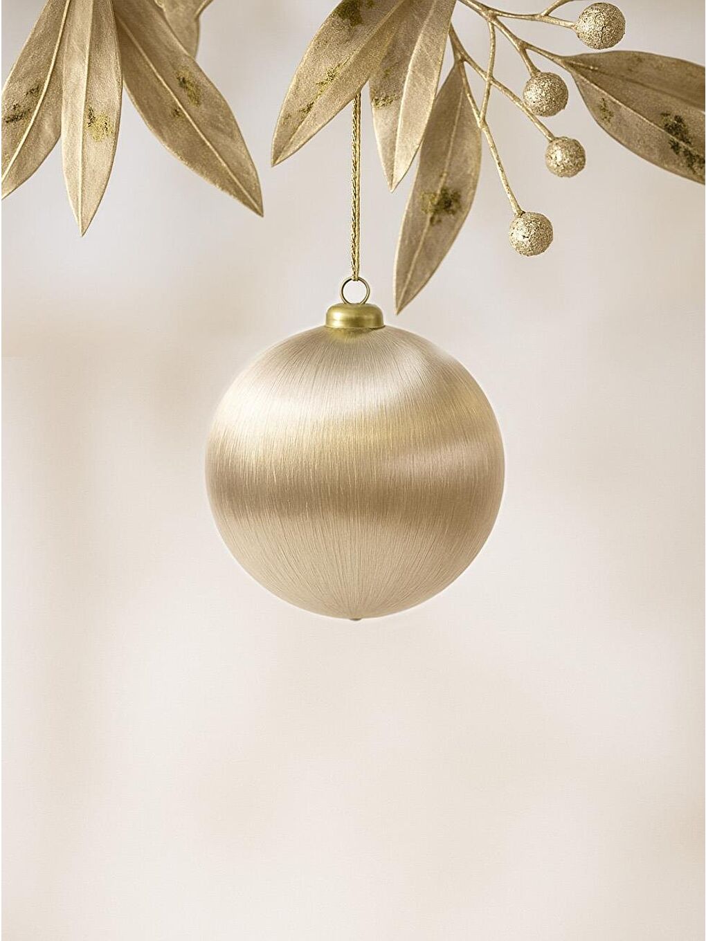 Kahverengi Yılbaşı Topu – İpek İplik Sarılı Çam Ağacı Süsü Rengi 8 cm