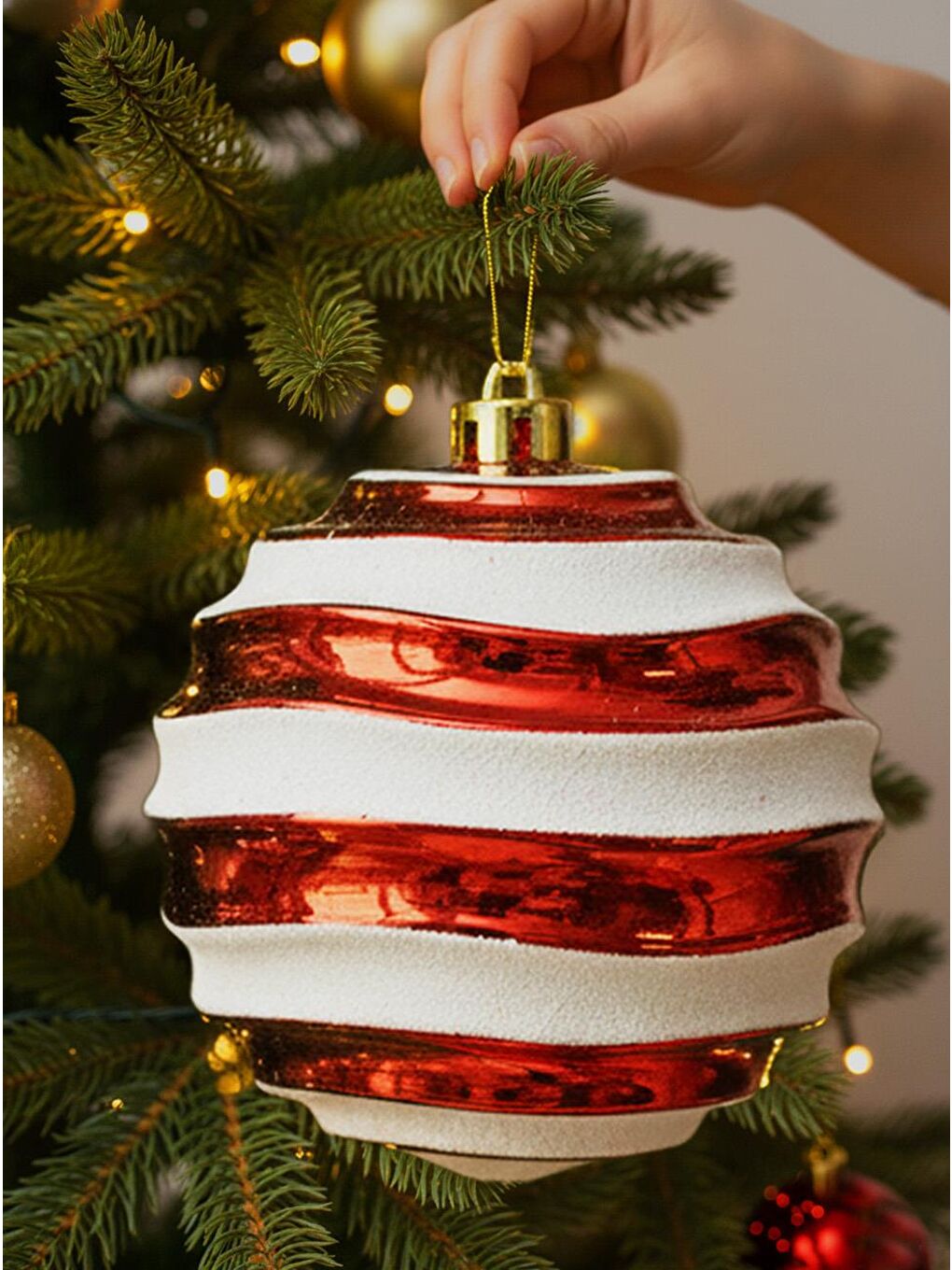 Yılbaşı Topu Kabartma Dalgalı Tasarım Kırmızı Beyaz Çam Ağacı Süsü 15 cm Tekli