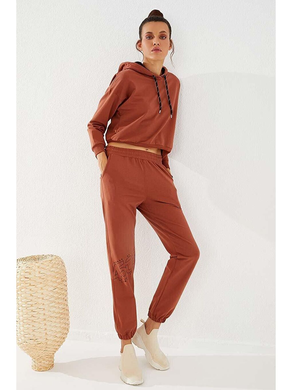 Kahverengi Tarçın Yazı Baskılı Rahat Form Lastik Paça Kadın Eşofman Alt - 94575