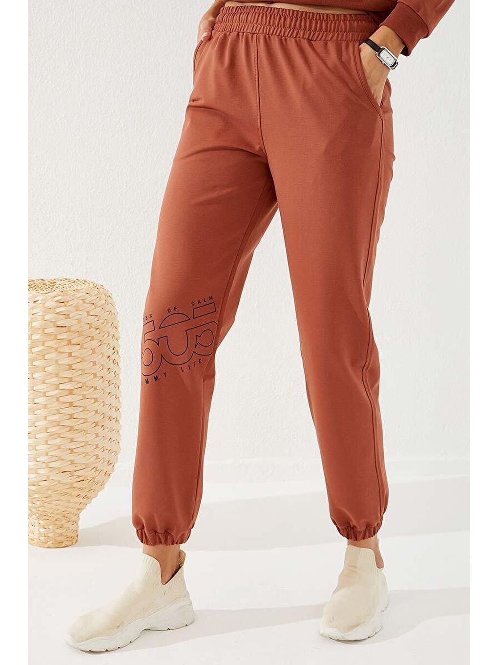 Kahverengi Tarçın Yazı Baskılı Rahat Form Lastik Paça Kadın Eşofman Alt - 94575-1