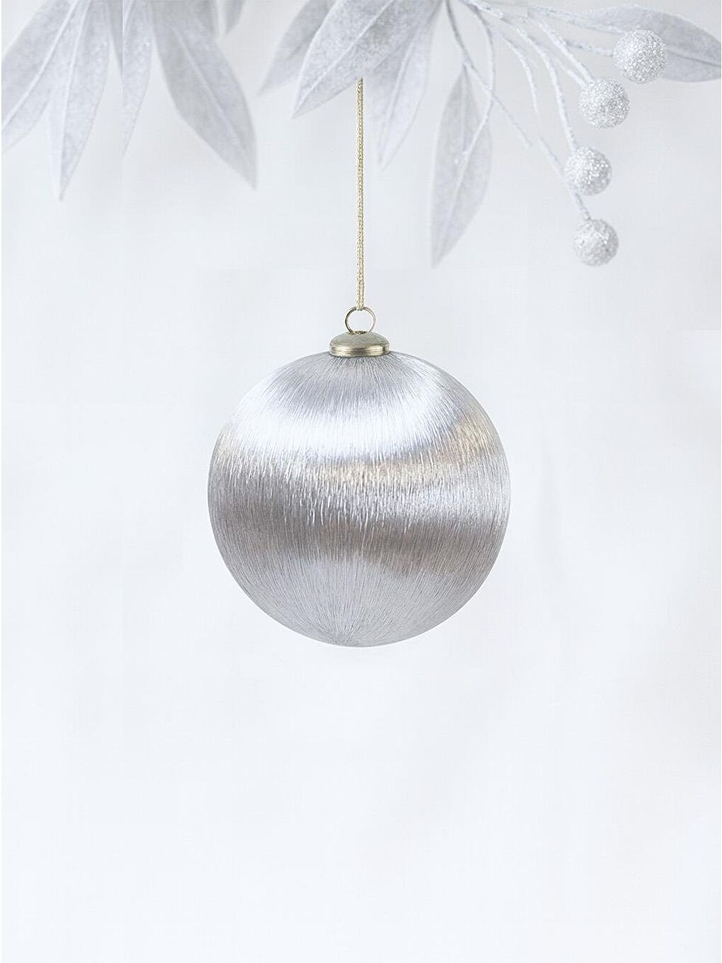 Gri Yılbaşı Topu – İpek İplik Sarılı Çam Ağacı Süsü Gümüş 8 cm