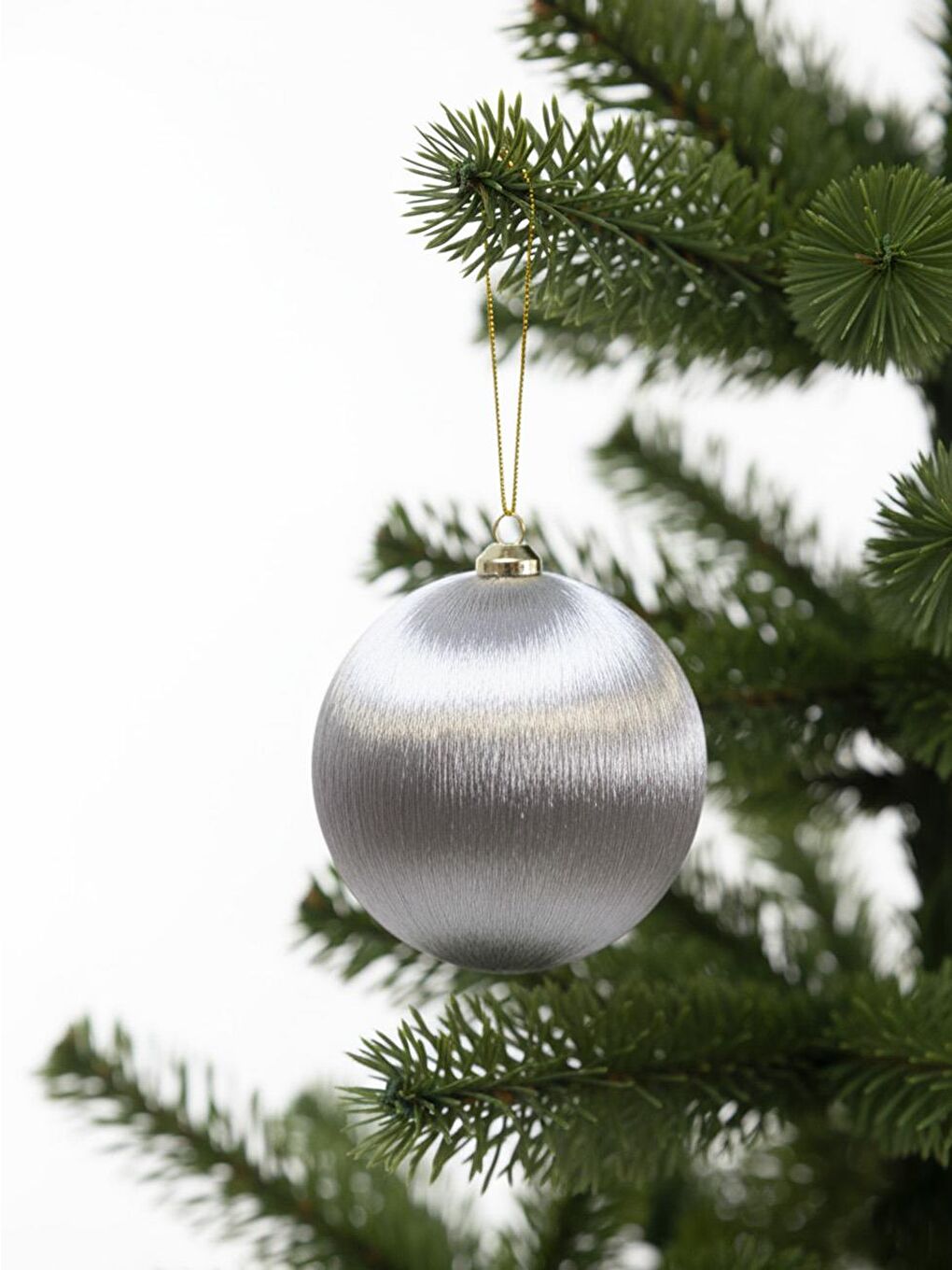 Gri Yılbaşı Topu – İpek İplik Sarılı Çam Ağacı Süsü Gümüş 8 cm-2