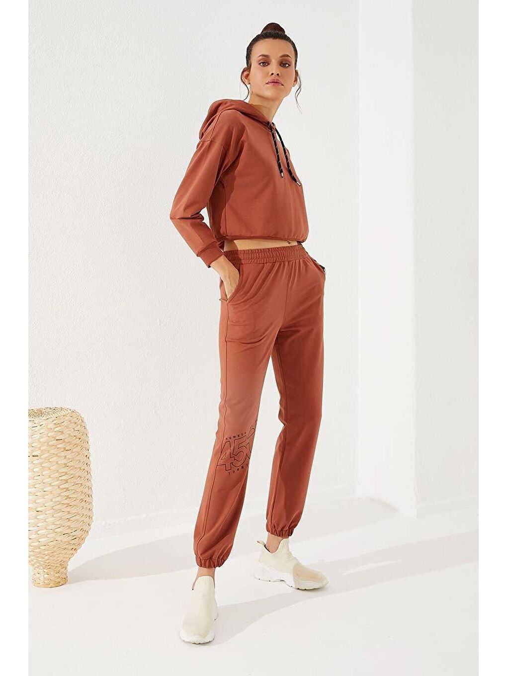 Kahverengi Tarçın Yazı Baskılı Rahat Form Lastik Paça Kadın Eşofman Alt - 94575-2