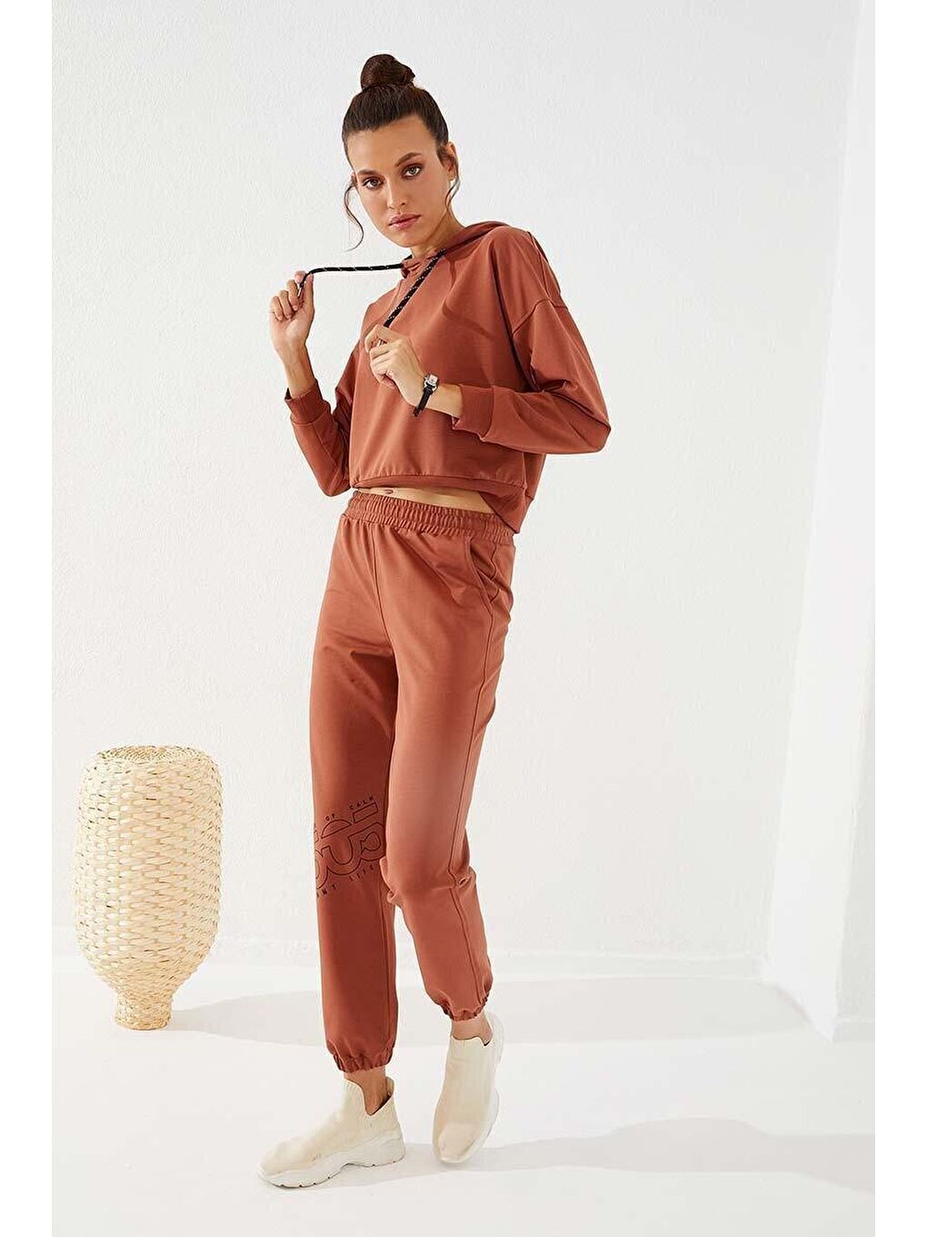 Kahverengi Tarçın Yazı Baskılı Rahat Form Lastik Paça Kadın Eşofman Alt - 94575-3