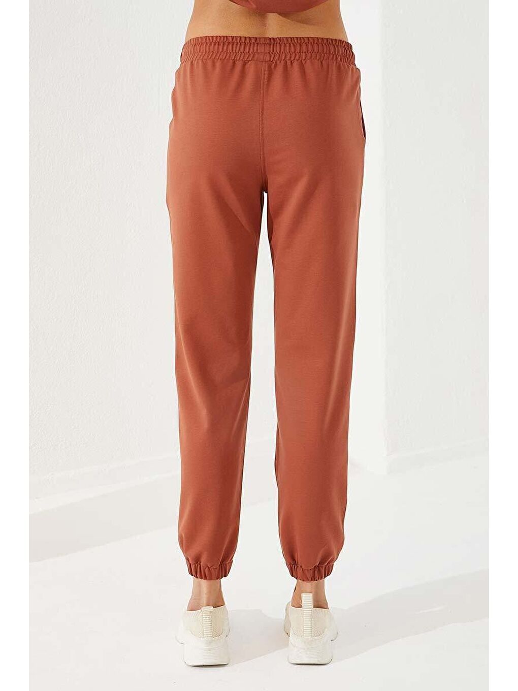 Kahverengi Tarçın Yazı Baskılı Rahat Form Lastik Paça Kadın Eşofman Alt - 94575-4