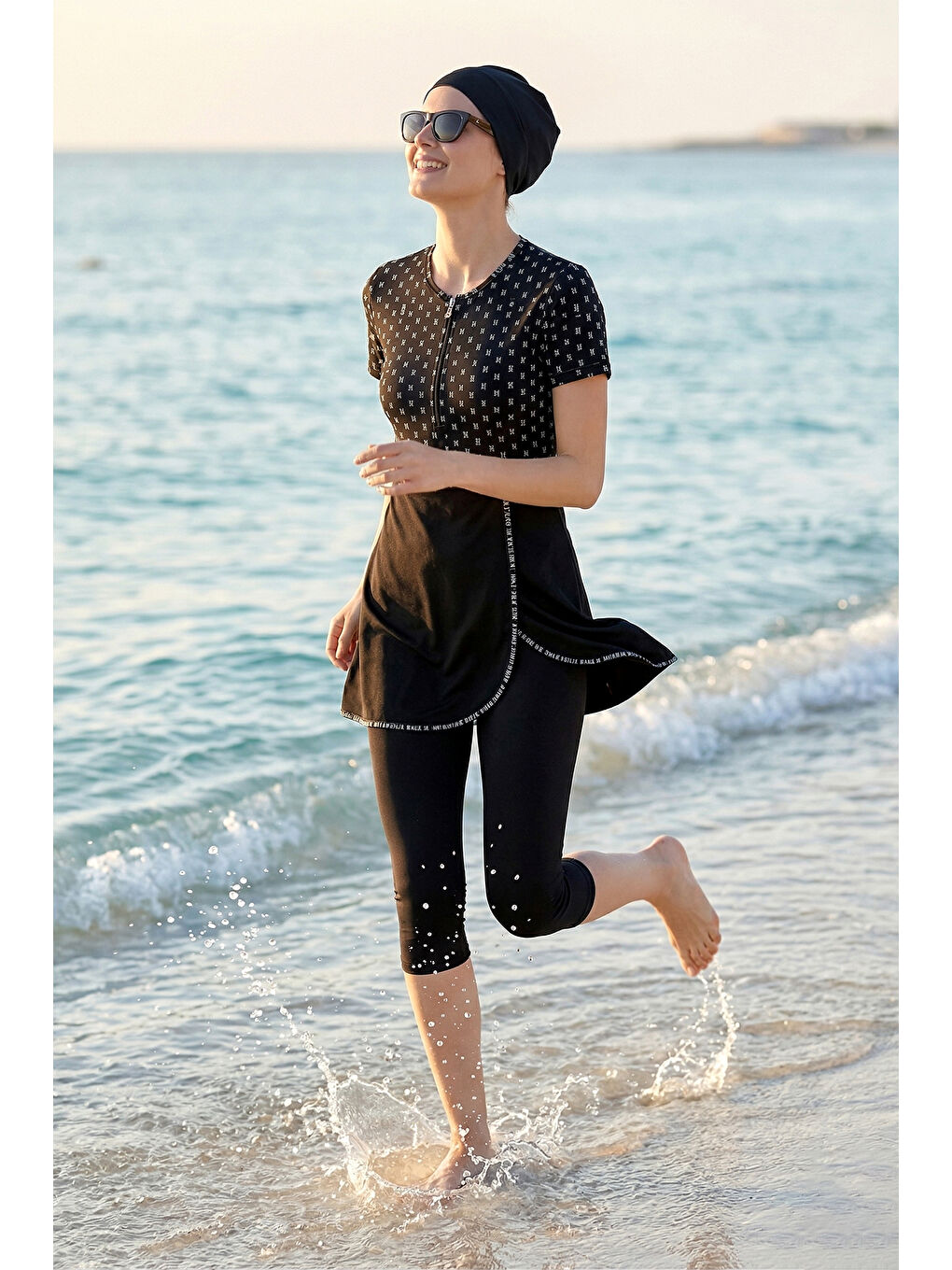 Siyah Kısa Kollu Elastanlı Yarı Kapalı Mayo Monogram R305-2